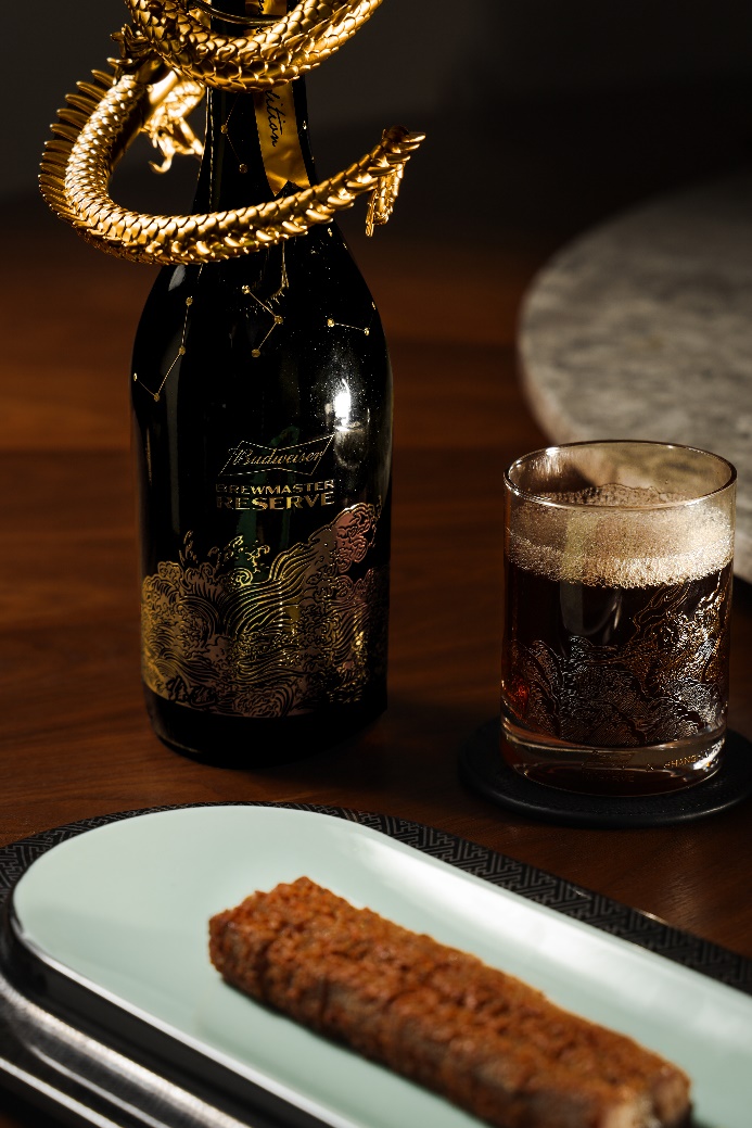 桌子上有食物和酒



中度可信度描述已自动生成