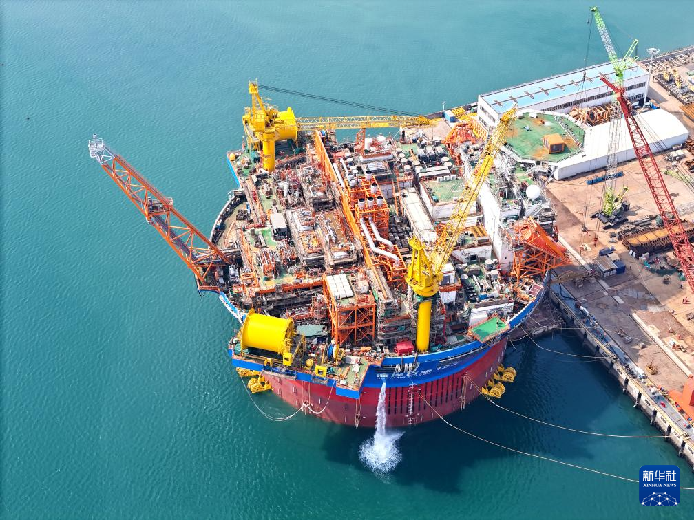 山东青岛：“海上油气加工厂”进行倾斜试验