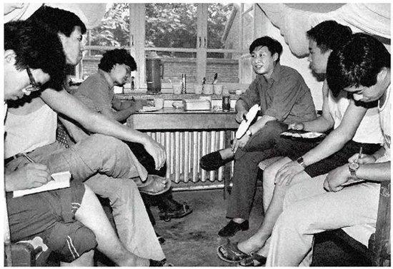 1984年7月29日，习近平与中国人民大学暑期社会实践团成员在正定县政府招待所宿舍座谈。