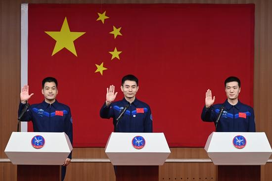 2024年4月24日，神舟十八号载人飞行任务航天员叶光富（中）、李聪（右）、李广苏在酒泉卫星发射中心问天阁与媒体记者集体见面。