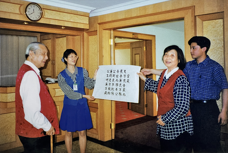 1999年3月，习仲勋欣赏齐心的书法作品《官箴》。