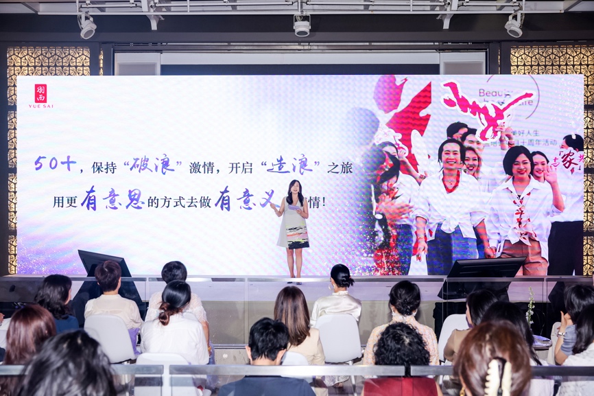 图片包含 人, 室内, 一群, 前



描述已自动生成